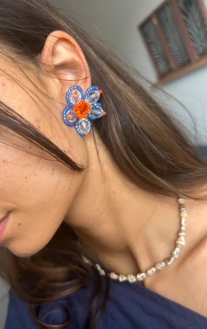 Boucle d’oreille fleurs perles