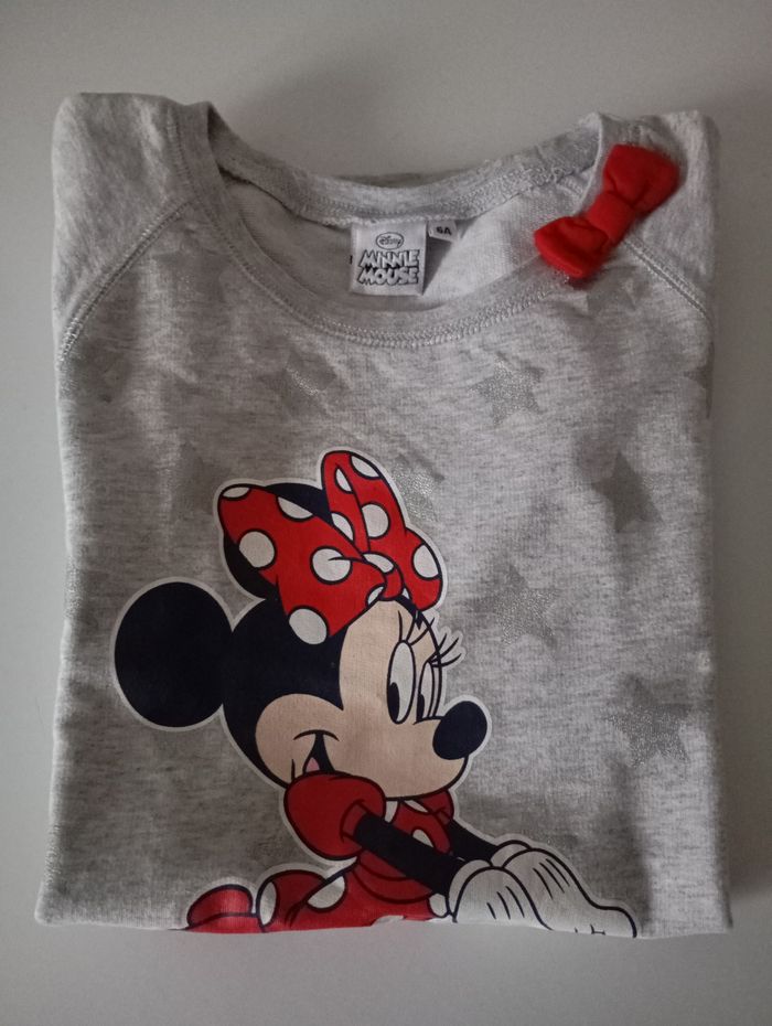 Robe à manches courtes. 6 ans .Coton . Gris clair ,rouge,noir et paillettes . Disney Minnie Mouse. Parfait état - photo numéro 7