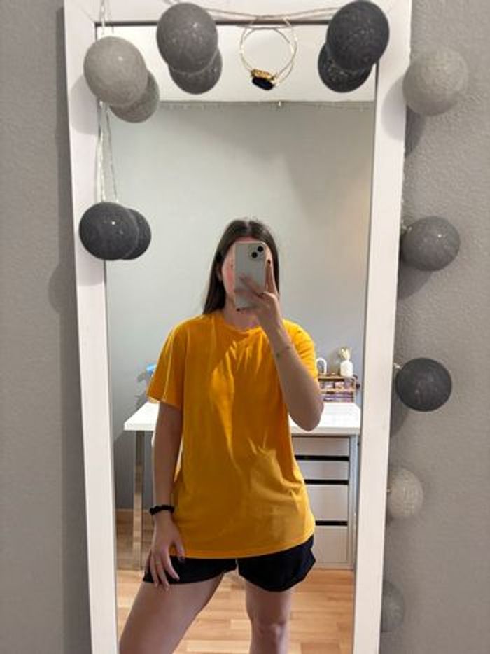 T-shirt jaune