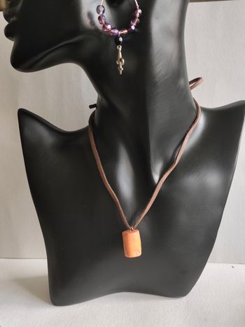 Cordon en cuir marron avec pendentif