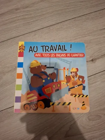 Livre au travail avec les engins de chantier