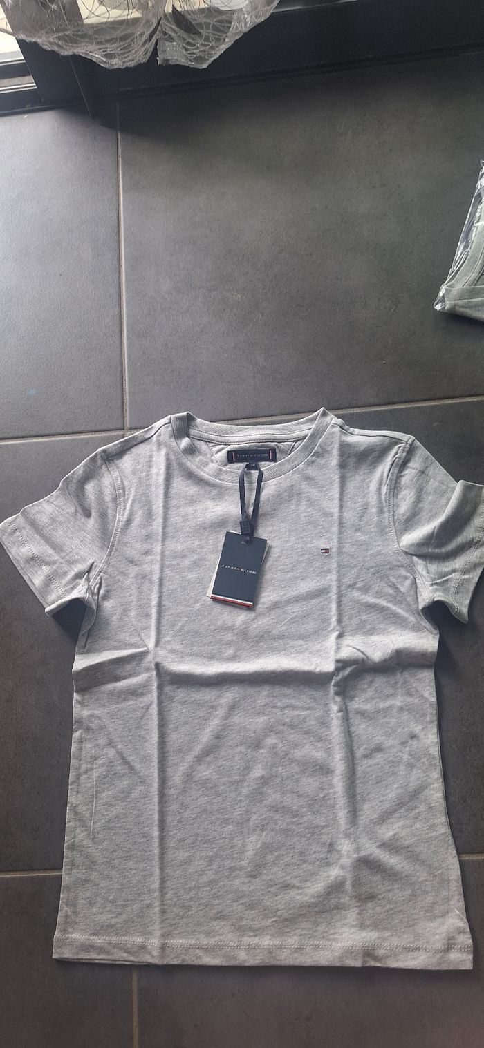 Tee shirt Tommy Hilfiger neuf 10 ans - photo numéro 2