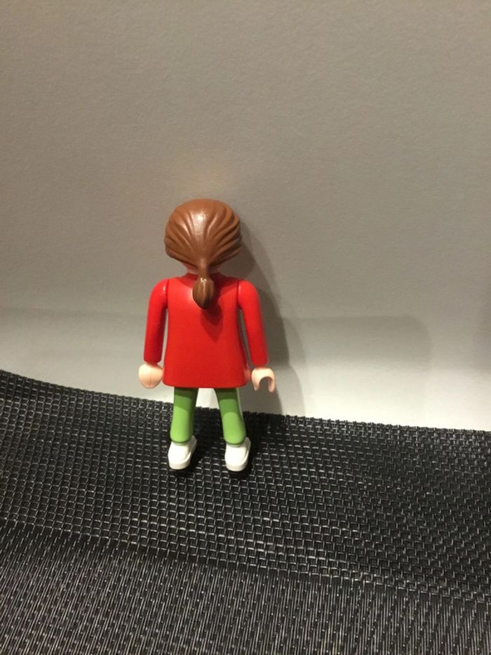 Playmobil figurine femme brune pantalon vert et haut à fleurs - photo numéro 2