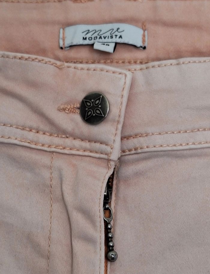 Jean court couleur saumon à broderies - photo numéro 4