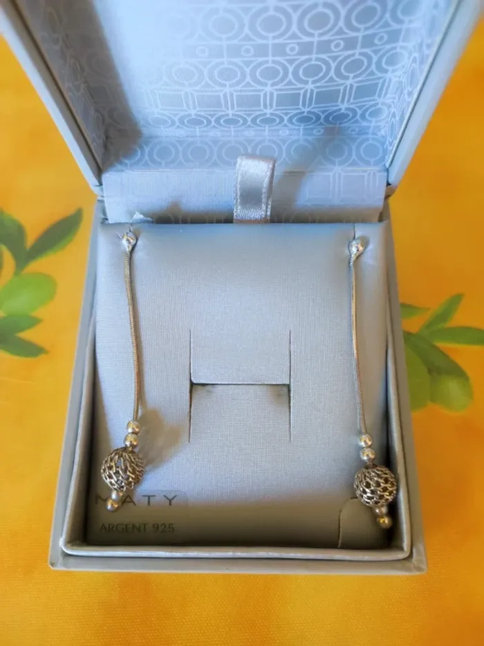 Boucle d'oreille longue avec boules