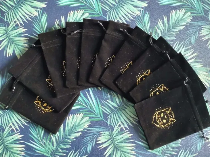 Lot de dix pochettes en velours noir, motif Chat doré