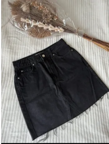 Mini-jupe en jean noir - effet délavé vintage