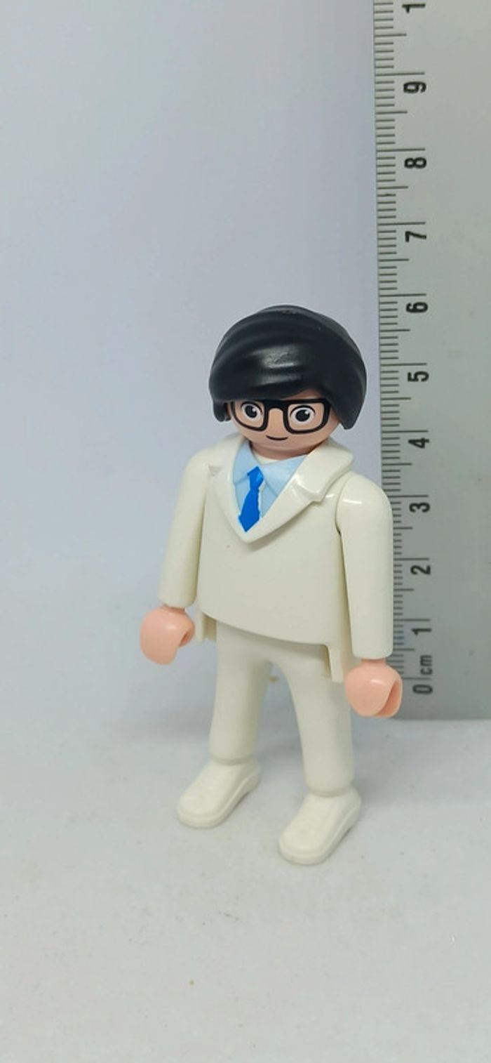 Homme brun avec lunettes et habits blancs playmobil