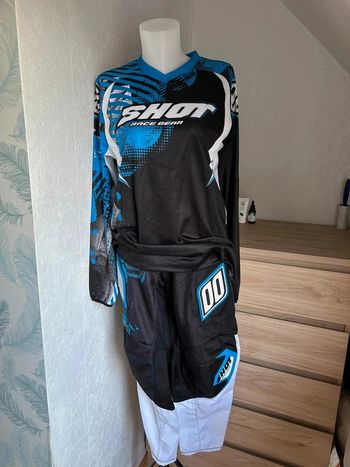 Tenue de moto cross / enduro Shot
