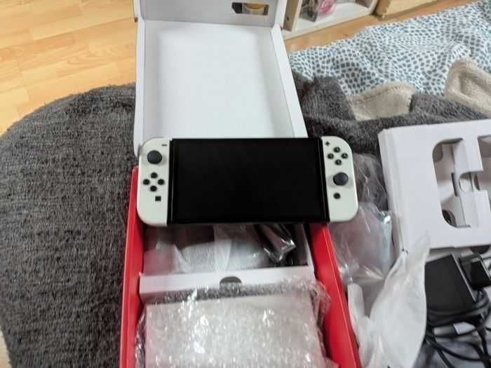 Nintendo Switch Modèle OLED HEG-001 64Go - Blanc + 4 Jeux Et une Housse Zelda - photo numéro 2