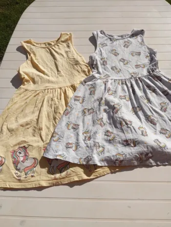 Lot de 2 robes licorne de marque c&a et de taille 10ans