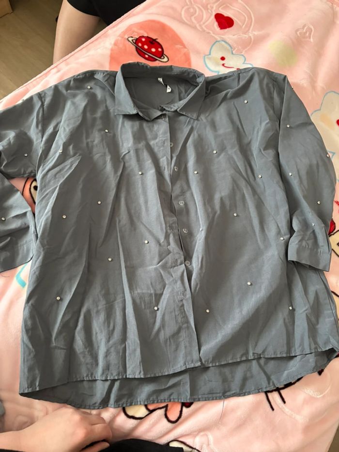 Chemise grise à perle