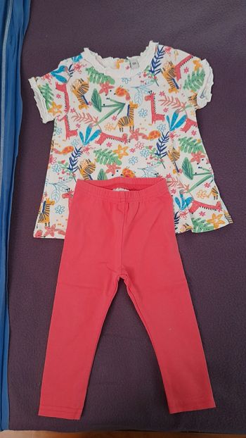 Ensemble 2 pièces  T-shirt manches courtes et legging. Taille 12 mois .