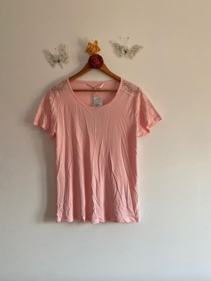 LC Waikiki – Adorable Tee-shirt rose abricot aux dentelles
