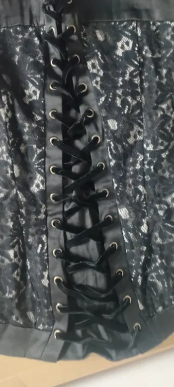 Blanco corset noir