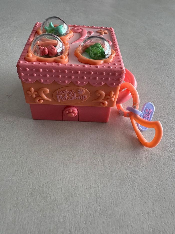 Littlest Pet Shop Hasbro vintage Mini maison pop up Complet Très bon état Comprend 3 petits animaux