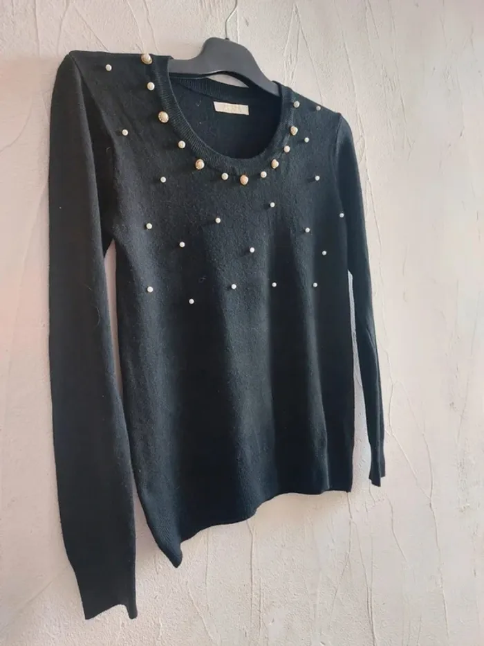 Pull noir avec perles décoratives - photo numéro 3