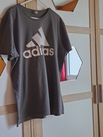 T-shirt adidas très bon état taille L