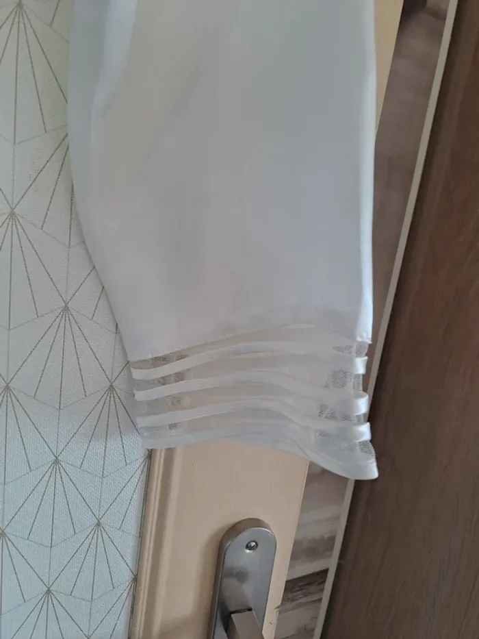 Robe de chambre fluide neuve jamais portée blanche 1 défaut de tissu TU prix mini - photo numéro 4