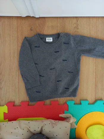 Pull gris avec mots 12 mois