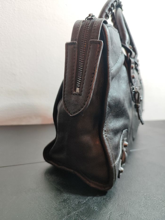 Sac à main Balenciaga modèle City en cuir noir - photo numéro 3