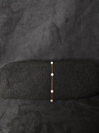 Bracelet doré maille forçat fine avec perles blanches – 21,5 cm – Neuf