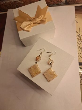 Boucles d'oreilles pendante en résine orange beige et doré