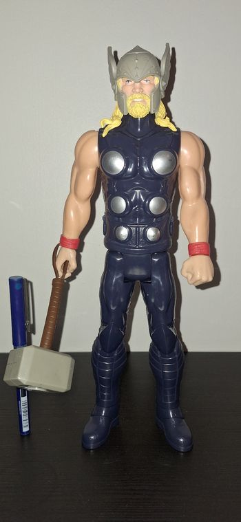 Figurine Marvel Advenger Thor 29 cm avec son marteau
