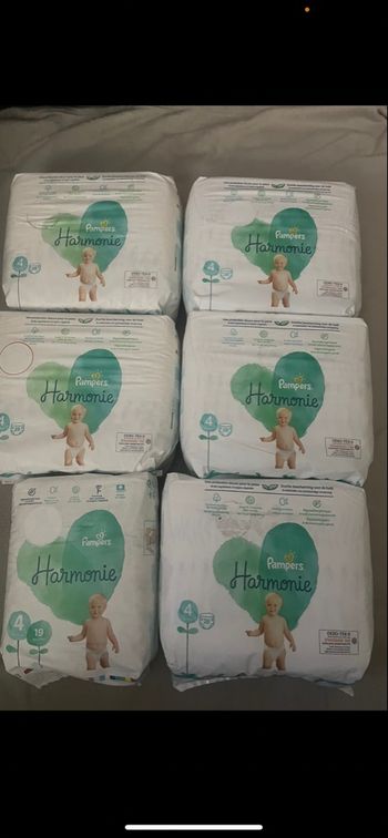 Six paquets de couches Pampers harmonie taille 4
