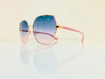 Lunette de soleil femme hexagonale dorée et rose verres dégradés UV protection taille moyenne