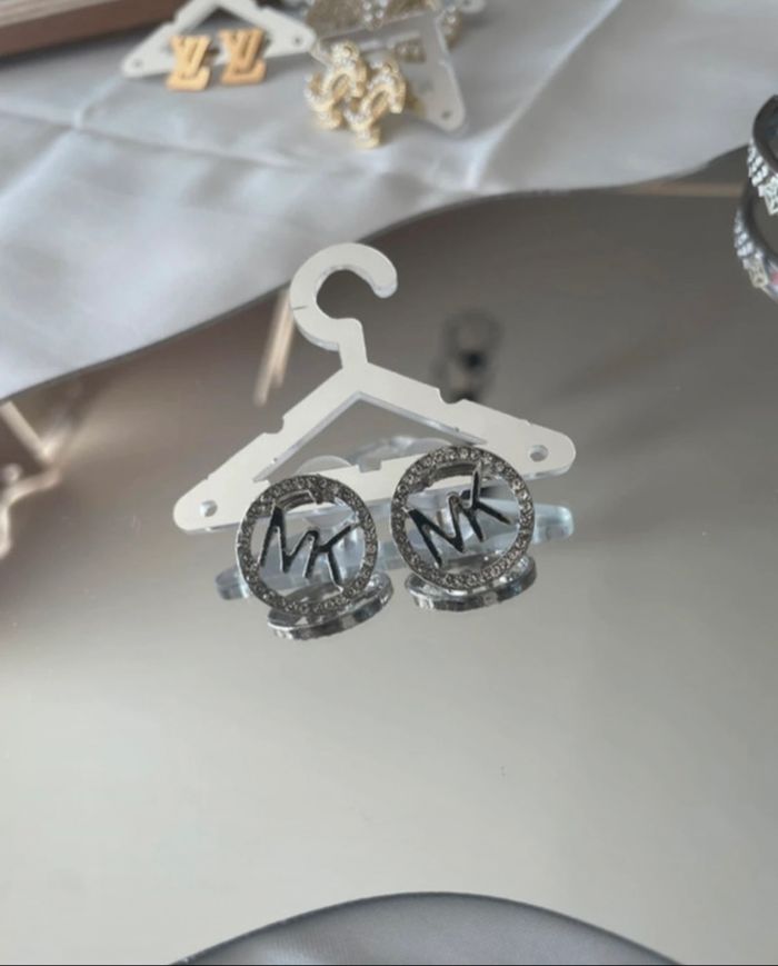 Boucle d’oreille MK - photo numéro 2