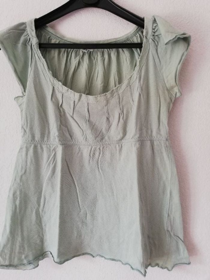 Tee-shirt t. 38 Etam décolleté forme Empire vert tendre.