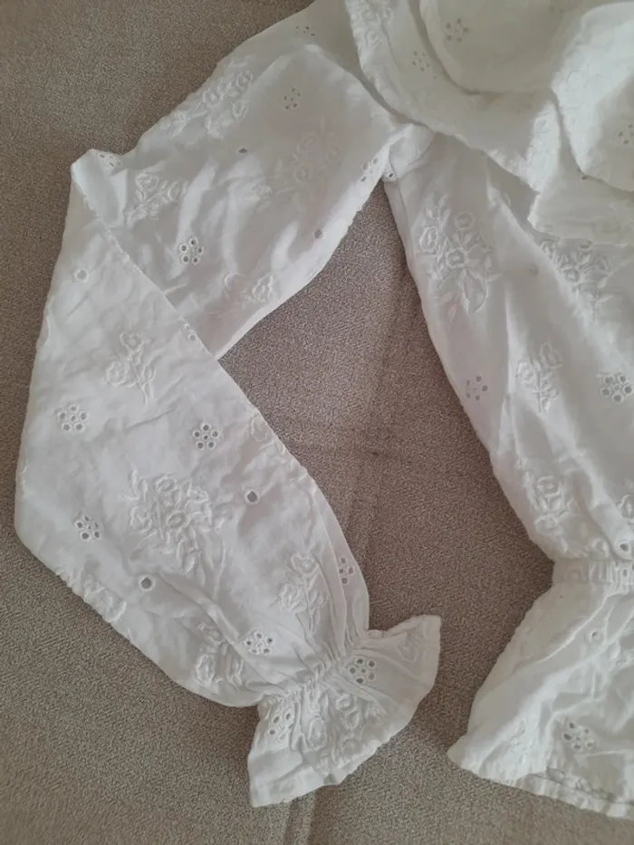 Blouse dentelle anglaise une épaule dénudée - photo numéro 4