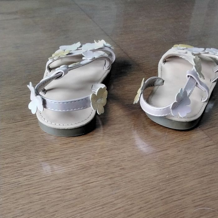 Sandale  ,beige  ,motif  de  fleurs  ,pointure  27 - photo numéro 2