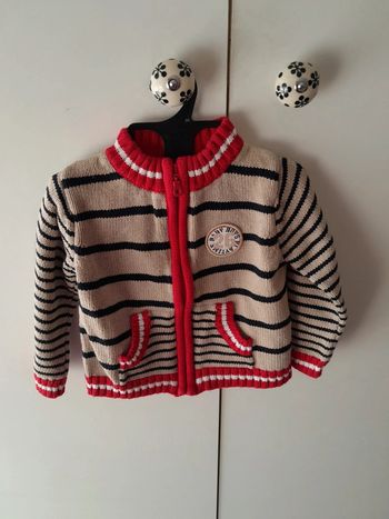 Veste rouge à rayures