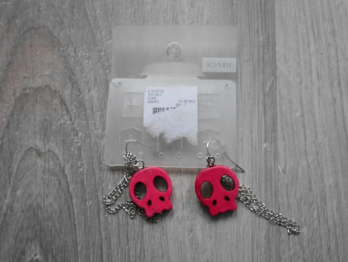 Boucles d'oreilles têtes de mort roses neuves