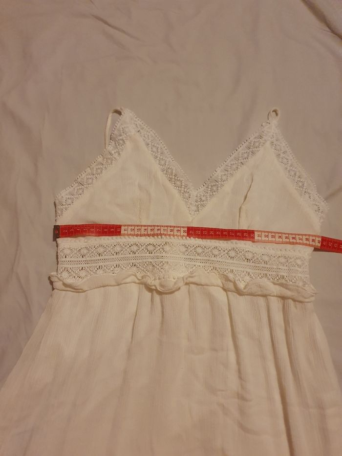 Robe blanche à bretelles