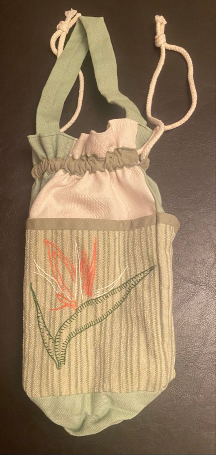 Sac besace vert et multicolore