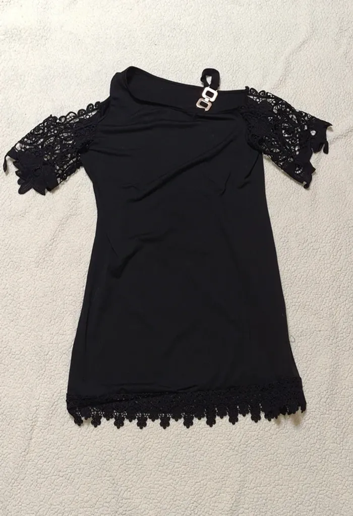 Robe noir manche en dentelle - photo numéro 2