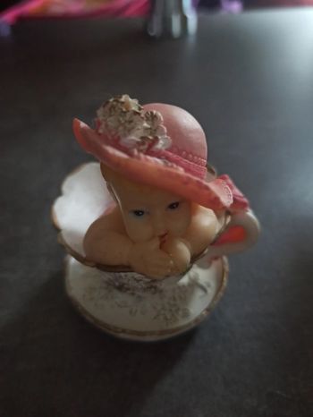 Figurine bébé dans une tasse