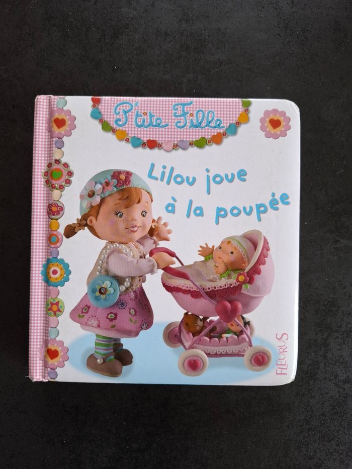 Livre cartonné Lilou joue à la poupée en bon état