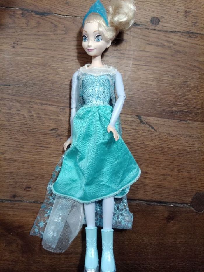 Poupée reine des neiges patin à glace