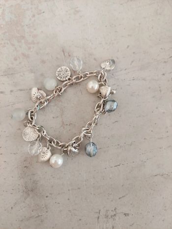 Bracelet avec perles et pendentifs