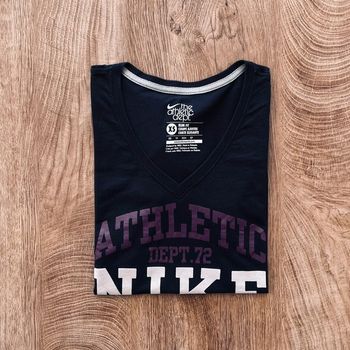 T.shirt à manches courtes noir Nike (brodé sur la manche) pour femme, taille XS