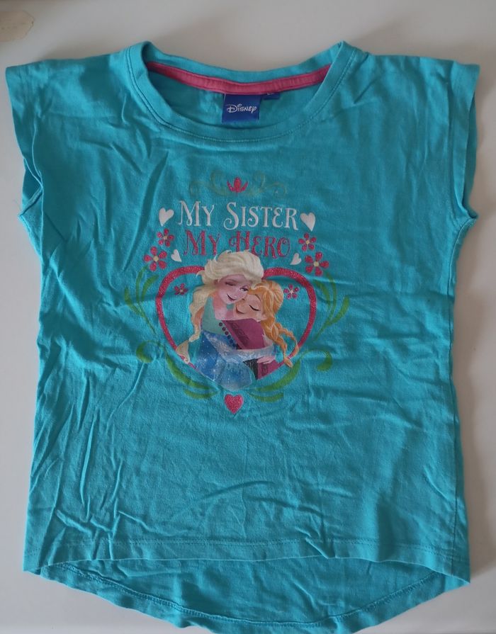 Tee-shirt, 5;ans , manches courtes, coton turquoise ,imprimé ,paillettes , Disney Reine des Neiges. Très bon état