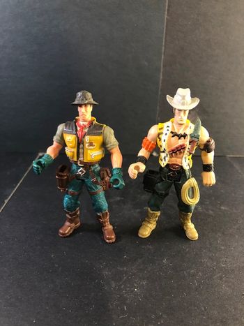 Lot de deux figurines chap mei Dino valley safari Dino quest