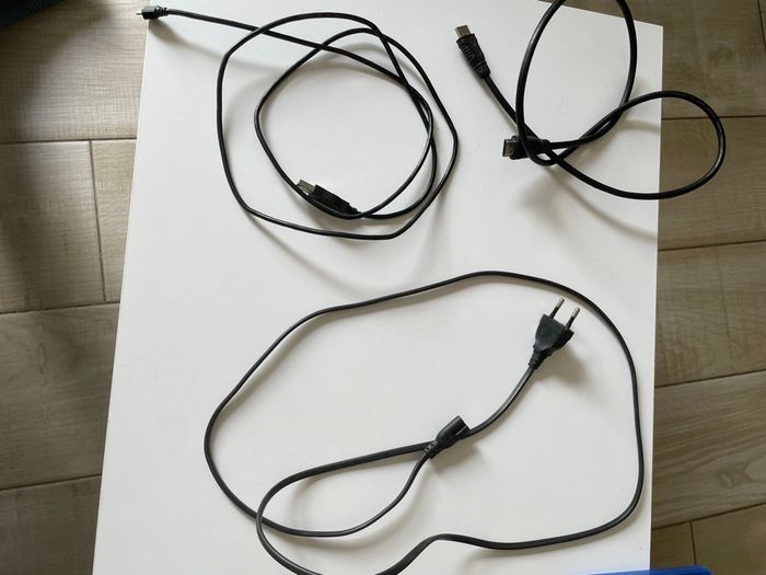 PS4 en très bon état avec deux manettes et quatre jeux - photo numéro 5