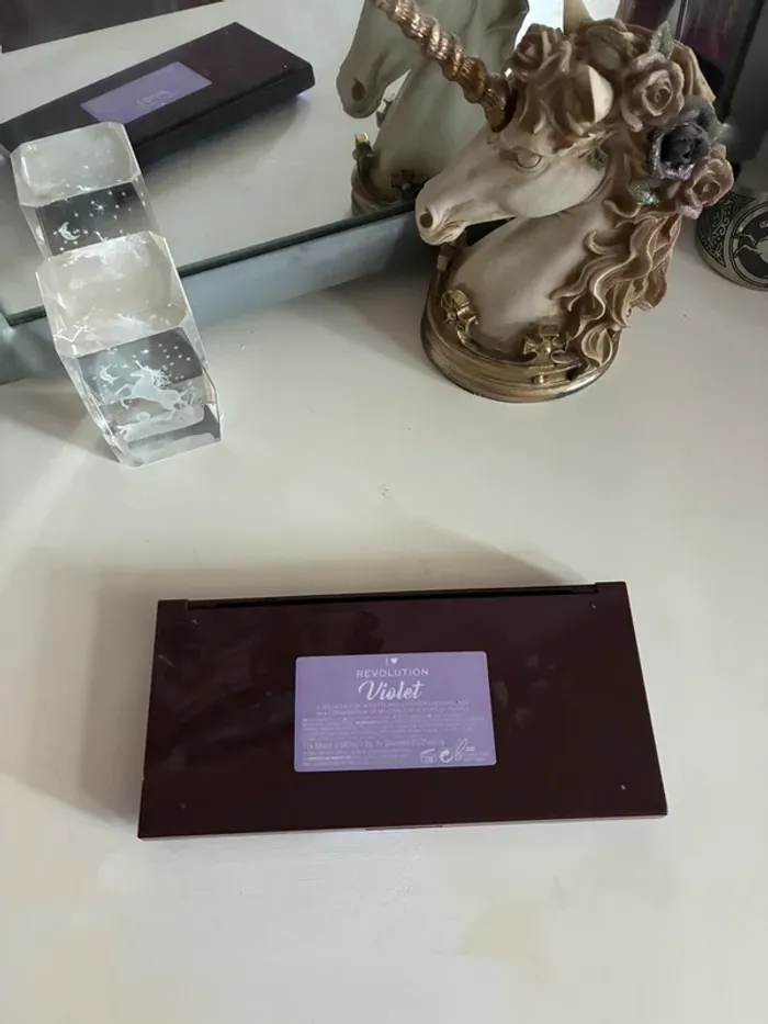 Palette chocolate Violet, 18 fards, Makeup Revolution. - photo numéro 8