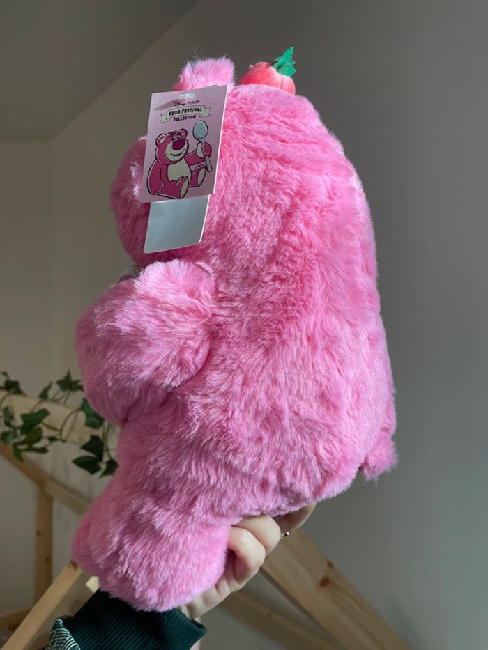 Grande peluche Disney Pixar Lotso l'ours à la fraise 🍓 - photo numéro 4