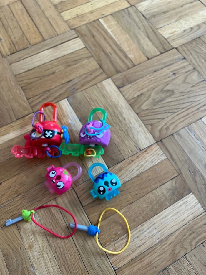 Figurine lock stars